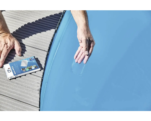Osoba opravuje bazénovou fólii pomocí opravné sady Aqua Patch