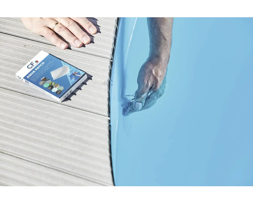 Ruka opravuje bazén pomocí sady na opravy Aqua Patch.