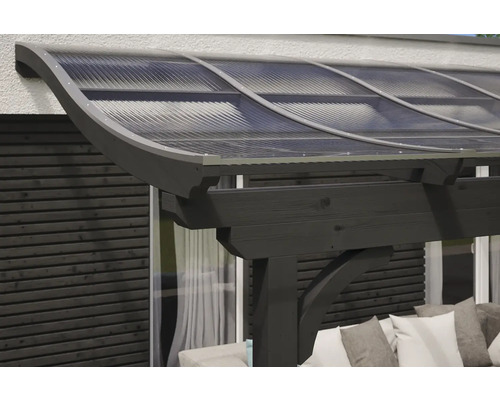 Detailní pohled na terasovou střechu s dřevěnou konstrukcí a polykarbonátovými deskami.