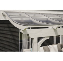 Pergola s průsvitnou střechou a bílou dřevěnou konstrukcí