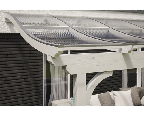 Pergola s průsvitnou střechou a bílou dřevěnou konstrukcí