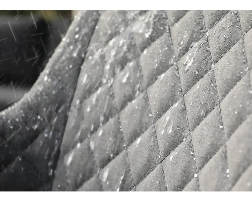 Detailní pohled na vodoodpudivou prošívanou látku ve venkovním prostředí