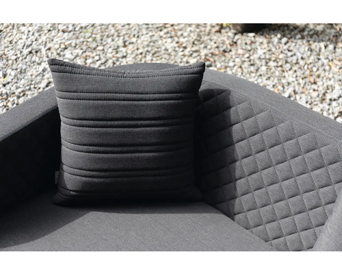 Dekorační polštář na křesle s prošívaným vzorem