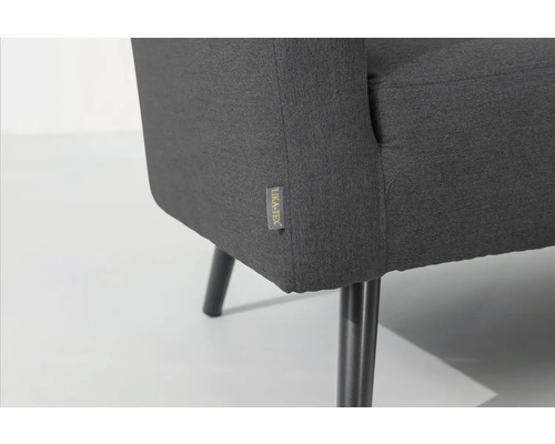 Detailní pohled na šedé čalouněné křeslo s pečetí OEKO-TEX