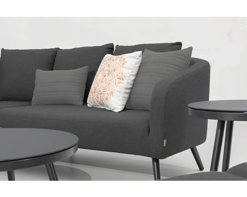 Šedá pohovka s polštáři a odkládacími stolky