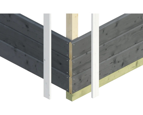 Detailní pohled na dřevěný dům s šedou dřevěnou fasádou a bílými ozdobnými lištami