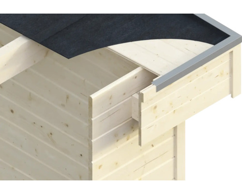 Detailní pohled na dřevěný dům se střešní lepenkou a stříbrným lemem střechy