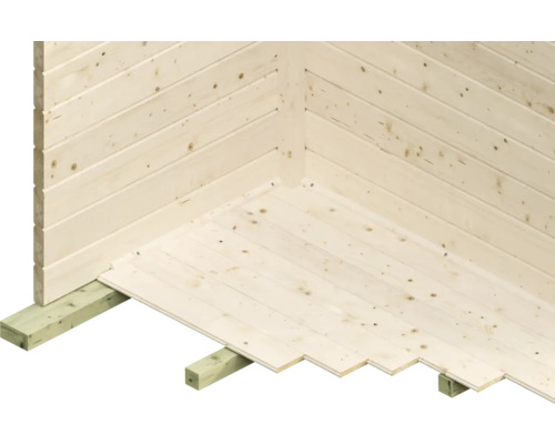 Detailní pohled na dřevěnou chatu s palubkami na stěně a podlaze