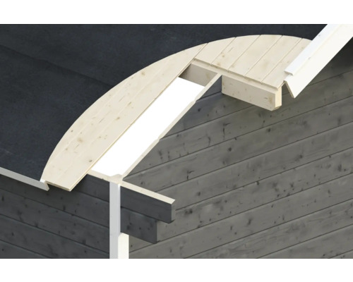 Detailní pohled na konstrukci dřevěného domu se střešní konstrukcí a dřevěným obkladem