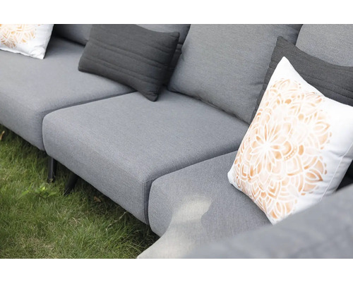 Detailní pohled na šedou pohovku s polštáři