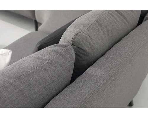 Detail šedých polštářů pohovky