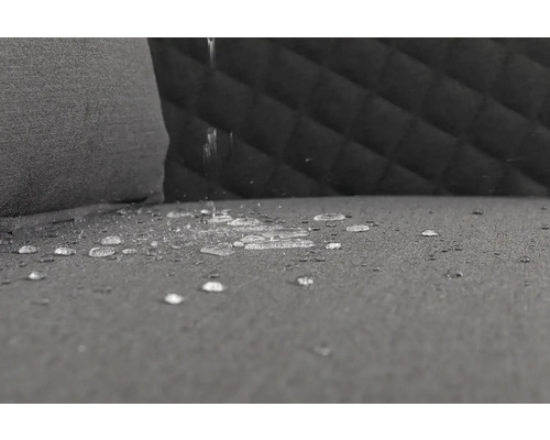 Vodoodpudivý nábytek s kapkami vody na povrchu