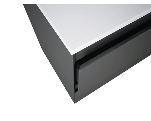 Detailní pohled na koupelnovou skříňku pod umyvadlo se zásuvkou a umyvadlovou deskou