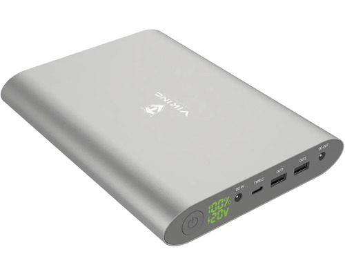 Stříbrná powerbanka s porty a displejem