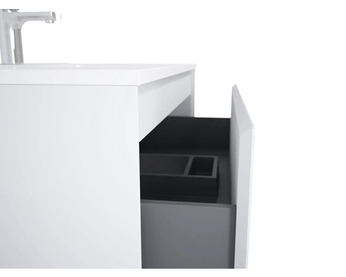 Detailní pohled na bílou skříňku pod umyvadlo s otevřenou zásuvkou