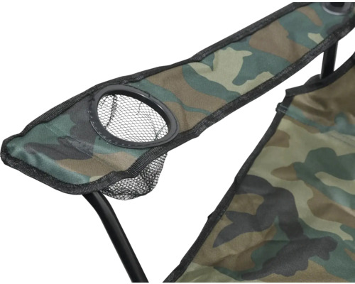 Detailní pohled na kempingovou židli s držákem na nápoje v maskovacím vzoru.