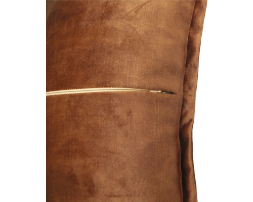 Detail hnědého dekorativního polštáře se zipem