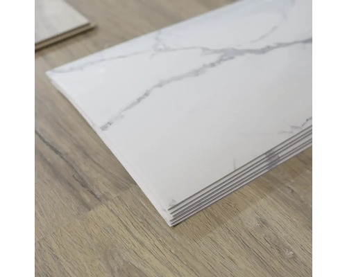 Stoh vinylových podlahových dlaždic se vzhledem mramoru