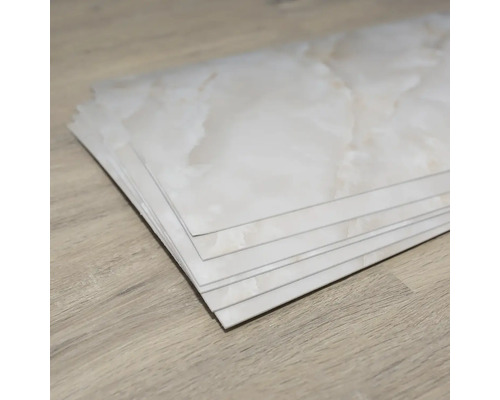 Několik vinylových podlahových dlaždic se vzhledem mramoru