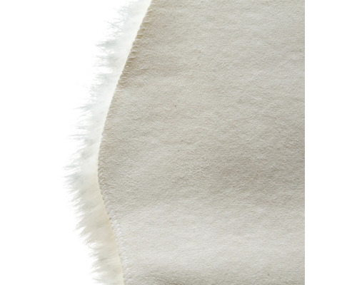 Detail kulatého koberce s kožešinovým lemem