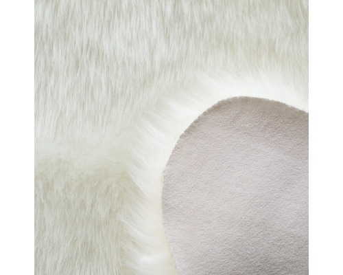 Detailní pohled na bílý koberec s dlouhými vlákny a protiskluzovou spodní stranou