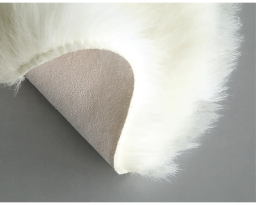 Detailní pohled na koberec s dlouhým vlasem a zadní stranou