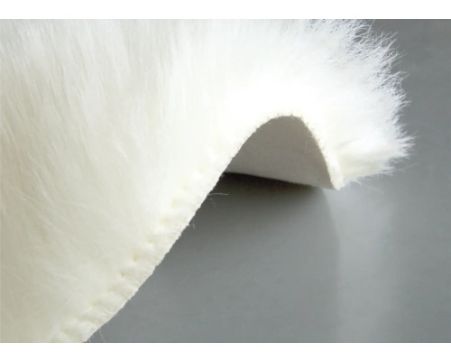 Detailní záběr koberce s umělou kožešinou