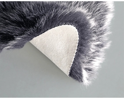 Šedá imitace ovčí kůže s rubovou stranou.