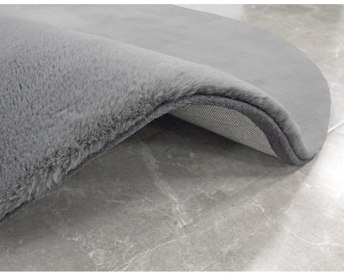 Detail šedého koberce s měkkým povrchem