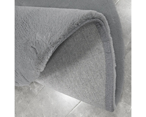 Šedý koberec s textilní zadní stranou