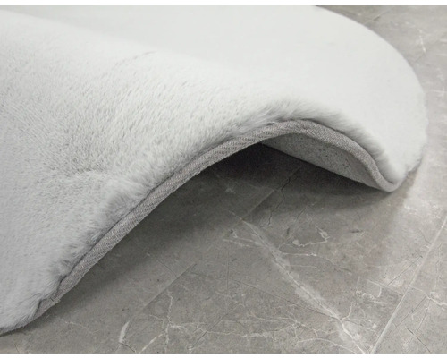 Detailní pohled na světlý koberec s měkkým povrchem