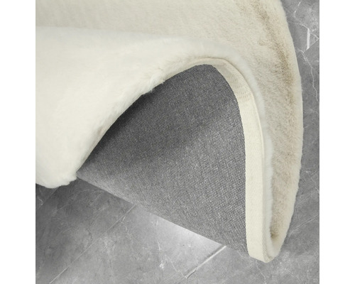 Detail kulatého koberce s vlasem a textilní zadní stranou