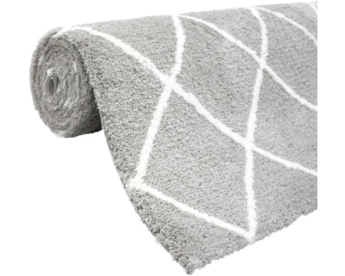 Šedý koberec s kosočtvercovým vzorem srolovaný