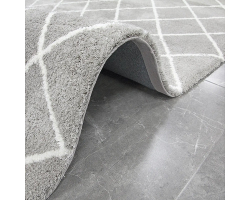 Šedý koberec s kosočtvercovým vzorem