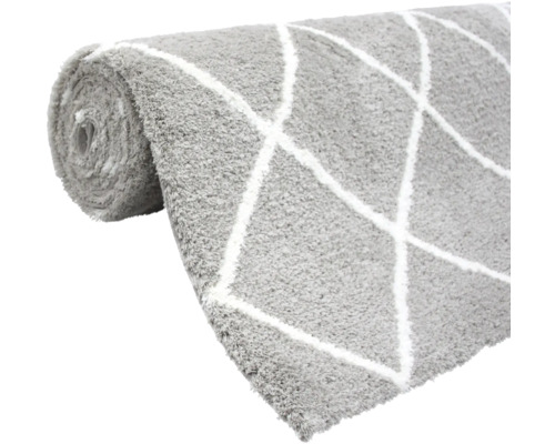 Srolovaný šedý koberec s bílým kosočtvercovým vzorem