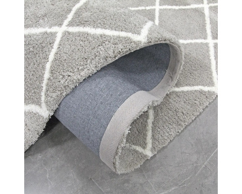 Šedý koberec s geometrickým vzorem