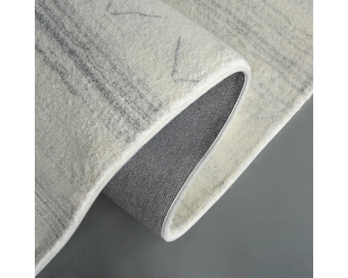 Srolovaný koberec s abstraktním vzorem