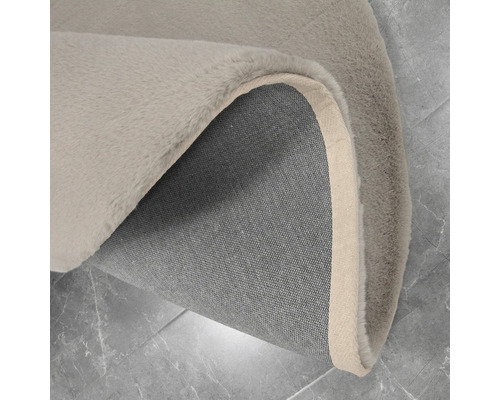 Detailní pohled na koberec s vlasovou plochou a textilním podkladem.