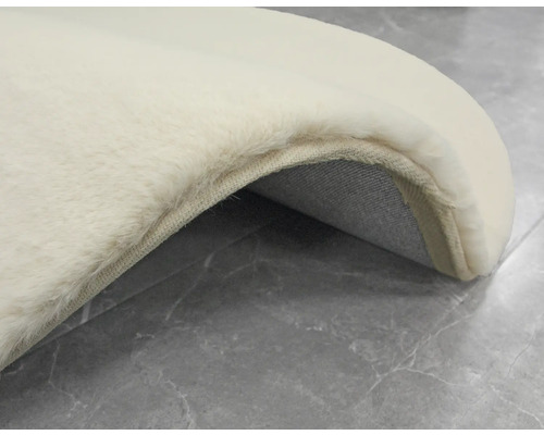 Detail světlého koberce s měkkým povrchem