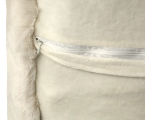 Detail polštáře se zipem a lemem z umělé kožešiny