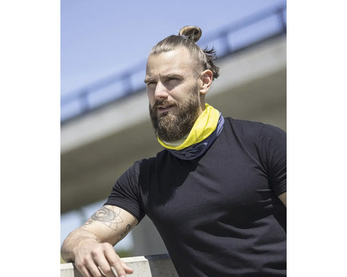 Muž s multifunkčním šátkem jako šálou