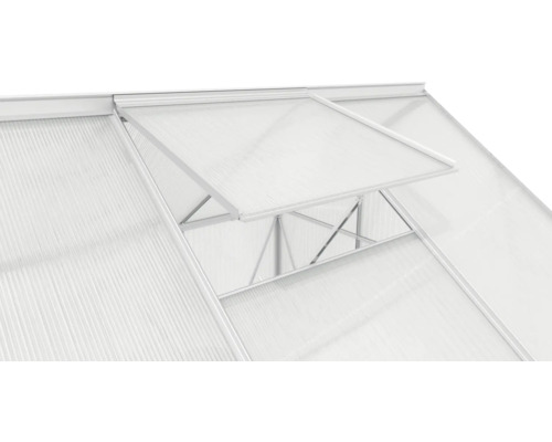 Detailní pohled na skleník s otevřeným oknem pro větrání