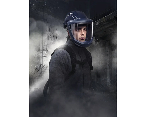 Muž s dýchacím přístrojem s ventilátorem pro průmyslové práce