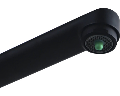 Detailní záběr černé výtokové trubice vodovodní baterie s perlátorem