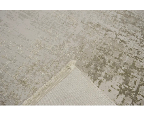 Koberec s abstraktním vzorem