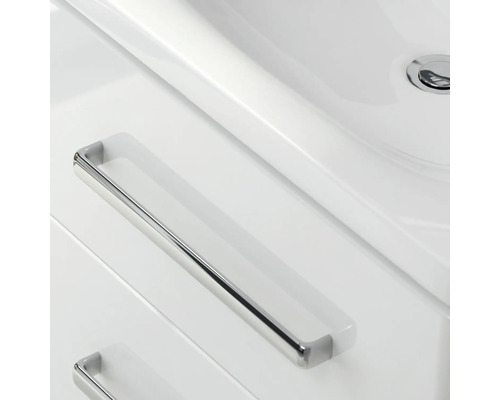 Detailní pohled na koupelnovou skříňku s umyvadlem a zásuvkami s úchyty