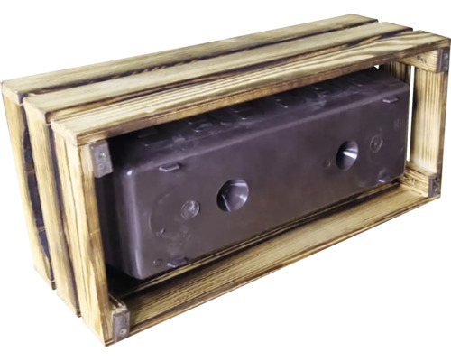 Dřevěná bedna s květináčem