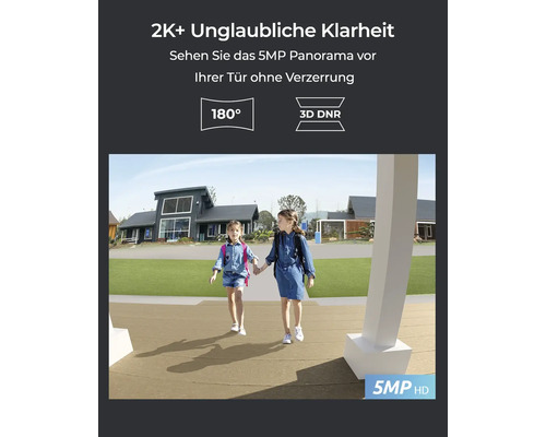 Bezpečnostní kamera s úhlem záběru 180 stupňů a funkcí 3D DNR ukazuje dvě dívky před domem