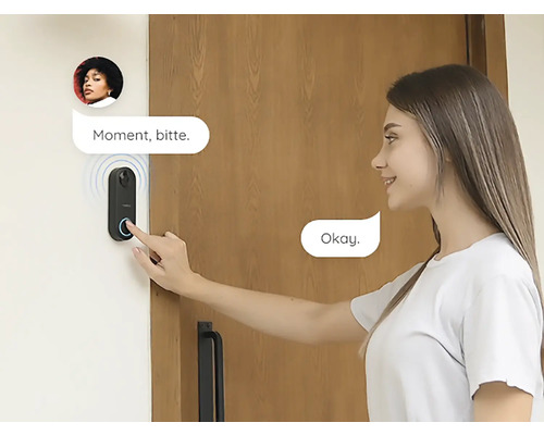 Žena používá zvonek s funkcí interkomu