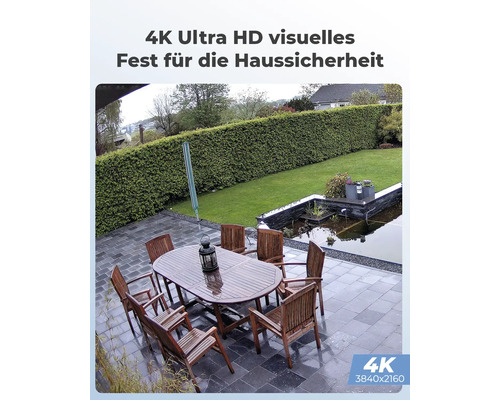 Scéna zahrady se stolem a židlemi, natočená ve 4K Ultra HD pro zabezpečení domácnosti